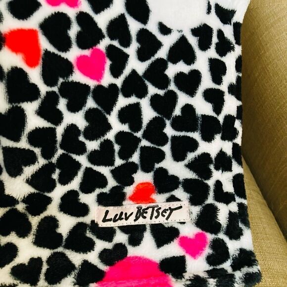 Betsey Johnson Valentine Hearts Plush Throw Blanket - Picture 3 of 3